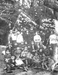 На фото: комсомольцы Богородска 1920г. Е.Андрианов, газета 
