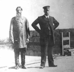 На фото: хозяин фабрики А.Тюляев и рабочий Н.Зуев /слева/. 
