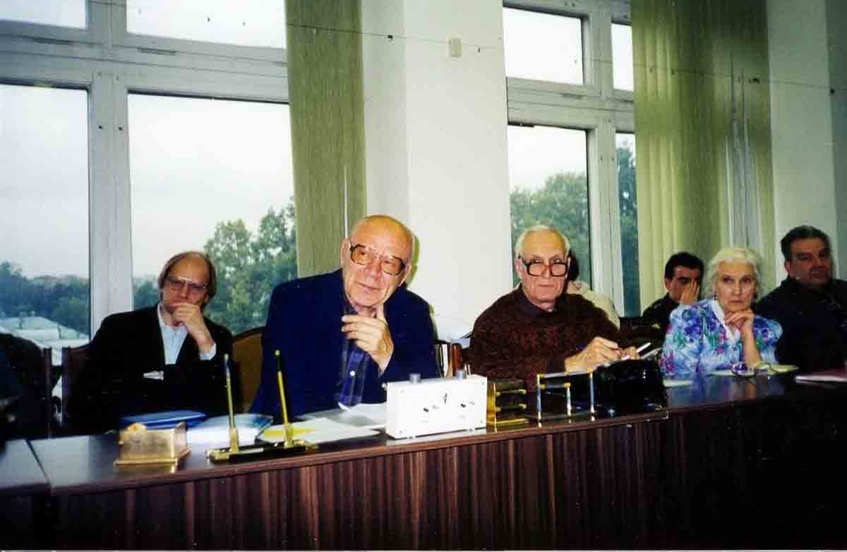 Президент IFRA И.B.Бестужев-Лада ведет заседание Академии футурологии, 2004 г. Фото В.Ситнова