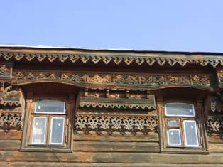 Резные карнизы и окошки верхнего этажа дома Соколикова. Фото 2006 года 
