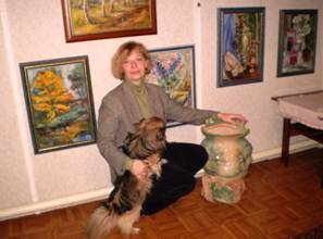 Е.А. Анисенкова на фоне своих работ 