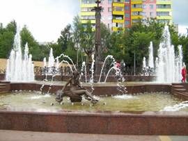 Анастасия Жукова. Раменское. Улицы и площади города украшают фонтаны, перед зданием загса установлен фонтан любви. 