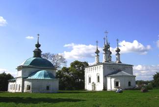 В городе множество церквей; между тем, в ХХ веке пятнадцать храмов Суздаля было уничтожено. Как дивно и сказочно выглядел, должно быть, город… И это была не сказка и не декорация: люди в самом деле так жили. 