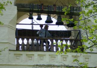 В середине дня в Спасо-Ефимьевом монастыре раздается колокольный звон. 
