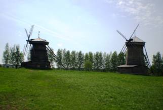 Эти мельницы, свезенные из разных деревень Владимирского края, теперь являют собой экспонаты музея под открытым небом. 