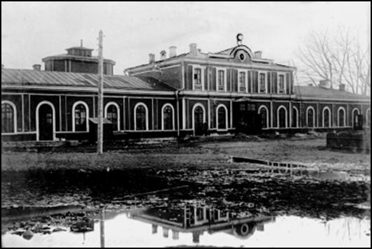 Здание павлово-посадского вокзала и привокзальная площадь со знаменитой «вечной лужей». Фото 1930-x годов. 