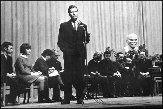 Встреча членов ЛИТО с читателями на Дне поэзии в ДК «Октябрь», выступает Александр Анисенков, слева В.Ежиков и Н.Комарова, март 1969 г. 