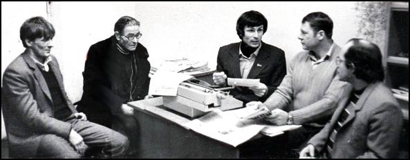 На занятии ЛИТО, слева направо: Сергей Сорокин, Иван Сауков, Виктор Ситнов (председатель), Вадим Белов, Сергей Первов, декабрь 1986 г. 