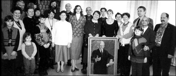 Н.В.Фоломеева (в центре) среди краеведов в городском музее, 1999 г. 