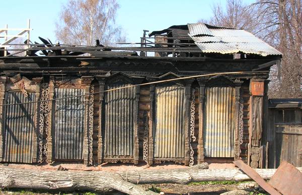 Верхний снимок был опубликован нами во втором выпуске сборника «Вохонский край» как образец «деревянного кружева» наличников старых посадских домов. На нижнем снимке – те же окна после пожара – весной 2006 г . 