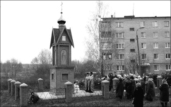 На снимке: момент освящения часовни в Рахманове. 