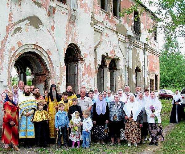 После торжественного молебна у храма св. Анны Кашинской 25.06.07 г. 