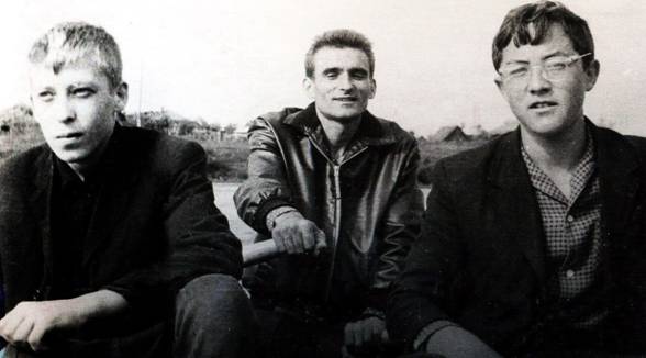 На снимке: Ю.М. Домовец (в центре) с учениками школы №1 – участниками лодочного похода до Владимира в 1966 г . 