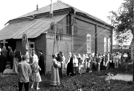 Древлеправославный Христорождественский храм – главная историческая достопримечательность Андронова (на фото: крестный ход в Тихонов день, 29.06.2006 г.; на нижнем снимке: посещение общины Митрополитом Московским и всея Руси Алимпием, фото 1993 г . 