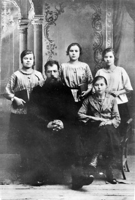 Ситнов Емельян Иванович с племянницами