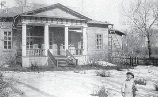 Барский дом. 1920 г. Шура Лубны-Герцык. (Фото из архива Т.Н. Жуковской).