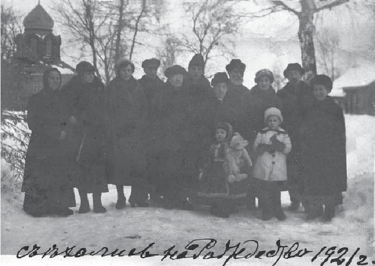 Семья Лубны-Герцык в Ивановском. 1921 г. Справа налево стоят Елизавета Александровна (ур. Шлезингер), Лев Иосифович, Евгения Иосифовна, Иосиф Антонович, Юлия Антоновна, Константин Иосифович. Четвертый слева — по-видимому, Николай Иосифович, третья слева — жена Константина Мария Венедиктовна, крайняя слева — няня. (Фото из архива Е.А. Лубны-Герцык).