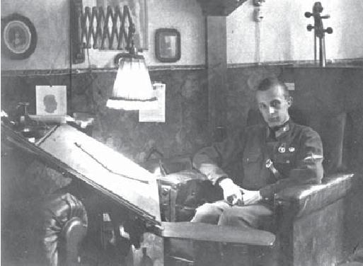 Кирилл Константинович Лубны-Герцык в квартире родителей, 1938 г. (Фото из архива Е.А. Лубны-Герцык).