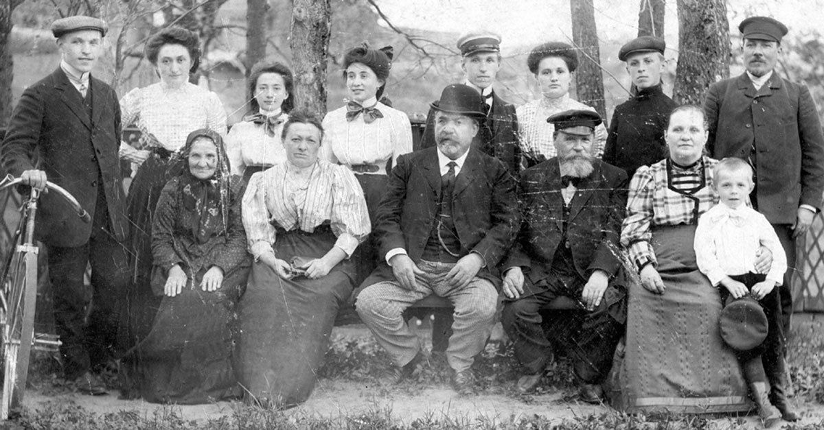 Семейство Зайцевых. Около 1910 (?)