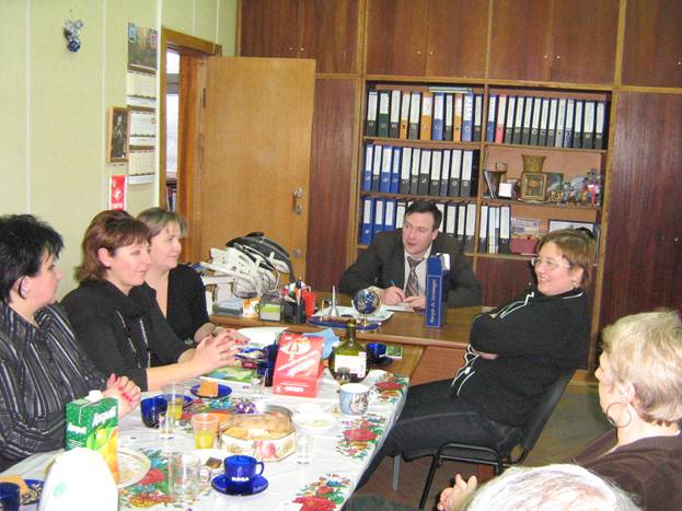 В центре за столом Глава администрации Николай Николаевич Озеров. 