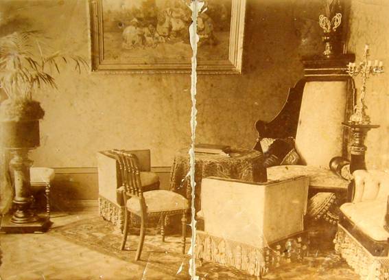 Гостиная, вероятно, в усадьбе Кисель-Загорянских в селе Образцове. Фото 1890-1900х гг. 