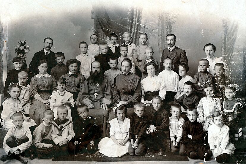 Ученики и преподаватели одной из школ Богородского уезда (Буньковской школы ?)