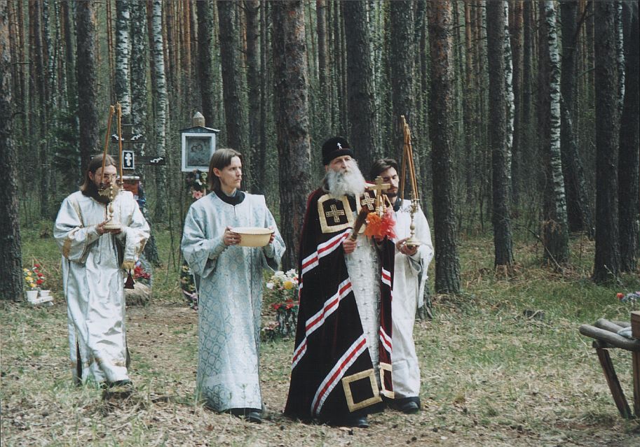 Митрополит Андриан на могиле старообрядческого старца Леонтия Беливского 