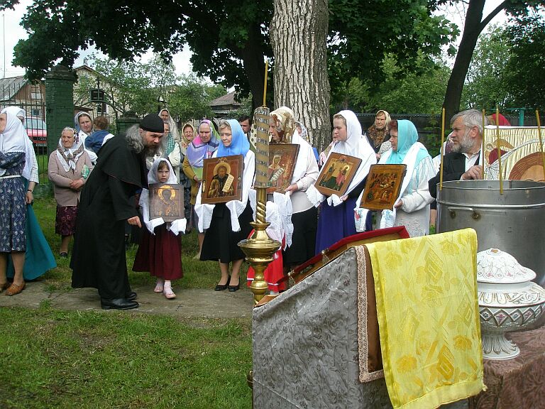 Священноинок Симеон (Дурасов) готовит крестный ход