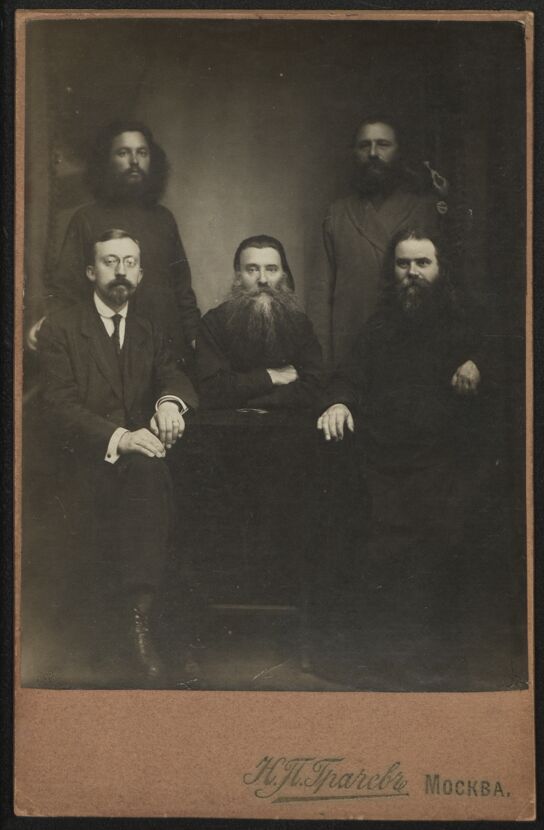 о.Петр - в центре; на обороте его рукой сделана надпись «летом 1917» 