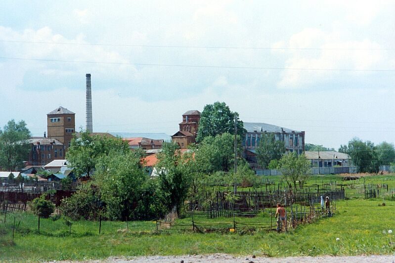О Руновых из д. Новая Богородского уезда.  Вид на бывшую фабрику Руновых со стороны кладбища 