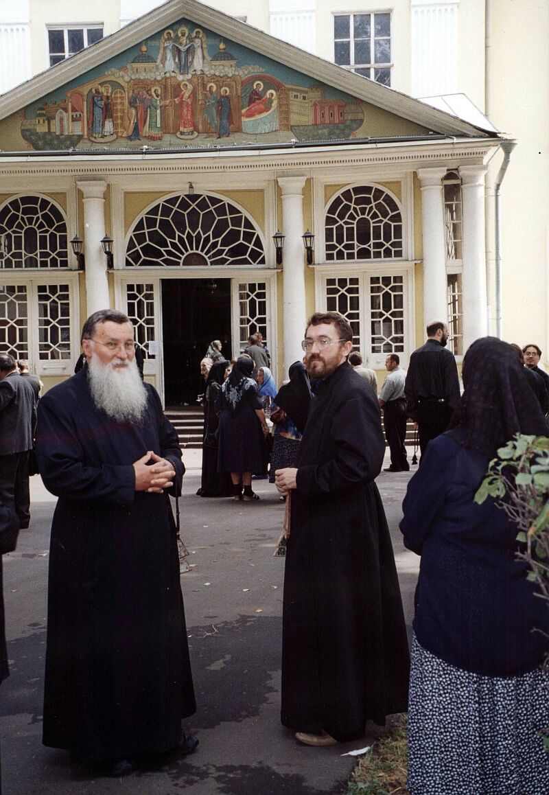 Московские староверы у Покровского собора на Рогожском кладбище в Москве 