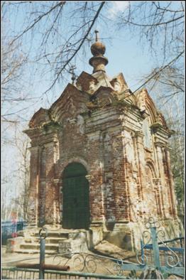 Каменная часовня на месте Успенского храма Стромынского монастыря. Под ней в 1996 году были обретены мощи преподобного Саввы Стромынского.   Фото автора
