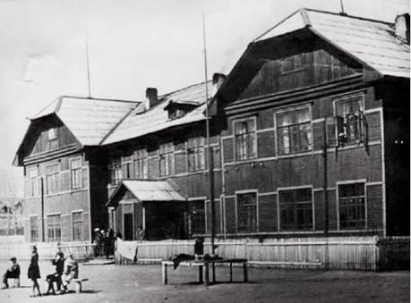 …здание штаба в 1943 году было передано под школу (прислала Татьяна Зарянова). 