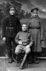 Ратники 1915 года: справа крестьянин деревни Степурино Афанасий Яковлевич Ситнов (дед автора)