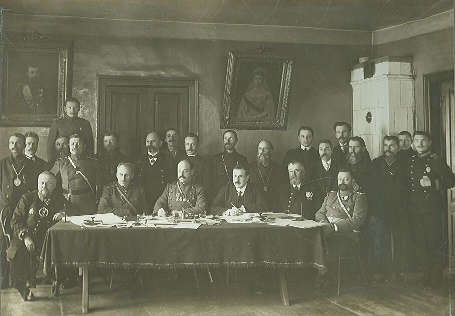 Фотография 1912-1914 гг., сделанная в Богородске, - заседание некоего общества под царскими портретами
