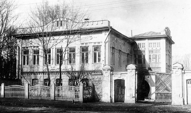 Недавно сожженный особняк Грязновых (правое крыло роддома), снимок ок. 1930 г
